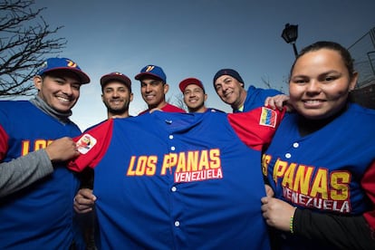 Miembros del equipo de softball madrileño Los Panas de Venezuela. Desde la izquierda. Luis Salazar, Gerson Godoy, César Pérez, Carlos Alfaro, Víctor Miraglia y Marielis Sánchez.