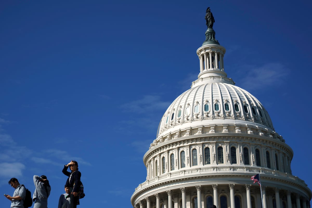 Estados Unidos revoca visas por críticas al asesinado Charlie Kirk: un reflejo de la polarización y la defensa nacional