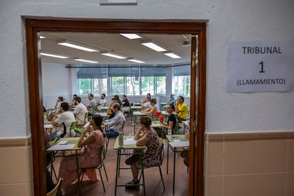 Decenas de opositores aguardan en el IES Universidad Laboral de Toledo, donde este sábado se realiza el proceso de oposición de Enseñanzas Medias del año 2025.