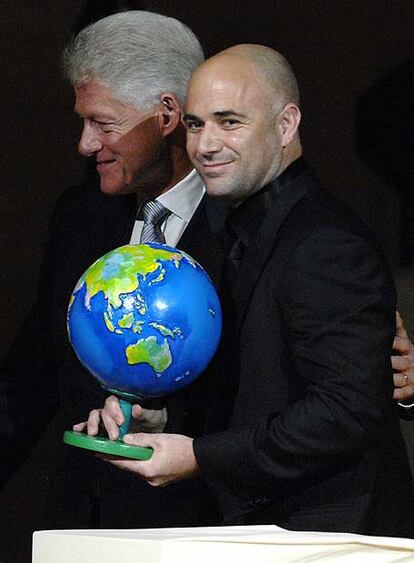 Bill Clinton entrega el premio a André Agassi.