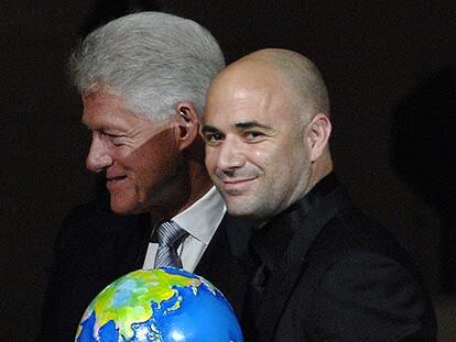 Bill Clinton entrega el premio a André Agassi.