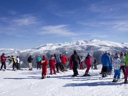 Esquiadores esperando para iniciar un descenso en la estación gerundense de La Molina.