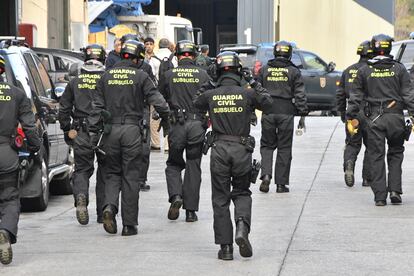 Un grupo de agentes de la Unidad de Subsuelo de la Guardia Civil  de 
Ceuta, este miércoles, el día que fue hallado el narcotúnel en el polígono del Tarajal. 