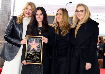 Laura Dern, Courteney Cox, Jennifer Aniston y Lisa Kudrow durante el acto en el que Cox ha descubierto su estrella en el Paseo de la Fama de Hollywood.