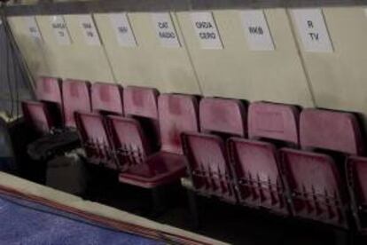 Vista de las sillas habilitadas para los periodistas radiofónicos en el Camp Nou. EFE/Archivo