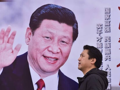 Homem passa por um cartaz do presidente chinês Xi Jinping em Pequim