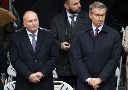 El portavoz parlamentario del PP, Miguel Tellado, y el líder del partido, Alberto Núñez Feijóo, durante el desfile de la Fiesta Nacional este sábado.