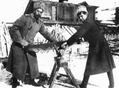 Fotografía de archivo del zar Nicolás II, a la izquierda, y su hijo, Alexei.