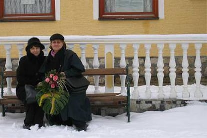 Nusreta Sivac (a la derecha), junto a una antigua compañera de cautiverio y tormento en varios campos serbios, en Kozarac (cerca de Prijedor), un islote musulmán en la República Serbia de Bosnia.