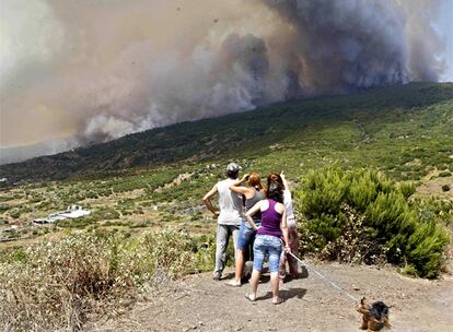 Unas 4.000 personas han sido desalojadas de los municipios de Mazo y Fuencaliente. En la imagen, una familia observa las labores de extinción.