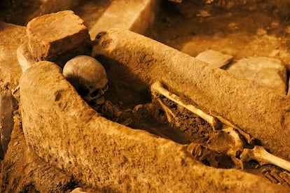 Detalle de uno de los sepulcros reutilizados en la necrópolis medieval de Santiago de Compostela.