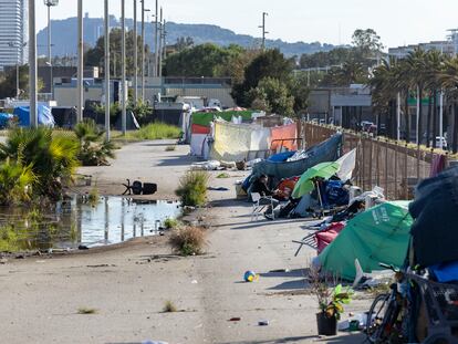 En la imagen unas personas sin hogar en un descampado frente a la playa Nova Marbella (Barcelona).