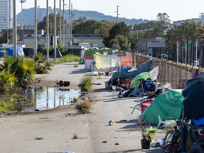 Campamento de personas sin hogar en un descampado junto a la ronda Litoral de Barcelona.