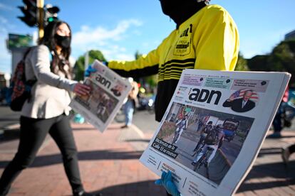 Una mujer vende un periódico con la investidura de Biden en la portada en Bogotá, el pasado miércoles.