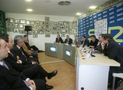 En la mesa, de izquierda a derecha, Alejandro Nieto, director de Contenidos de radio convencional de Unión Radio; Daniel Anido, director de la cadena SER; Manuel Sabido, director general de Unión Radio; Augusto Delkader, consejero delegado de Unión Radio y la SER; Raúl Rodríguez, director general de la SER; Luis Merino, director de música de Unión Radio, y Jorge Flo, director de cadenas musicales de la SER.