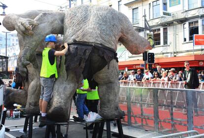 En una presentación a lo grande, los alrededores del Teatro Embassy de Wellington, donde se proyectaba 'El hobbit', se transformaron en la Tierra Media. Había hobbits, espectros del anillo, magos, troles (como en esta foto) y demás personajes que caracterizan el mundo fantástico ideado por el escritor británico J.R.R.Tolkien.