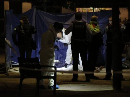 Agentes de los Mossos d'Esquadra en la escena del crimen.