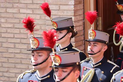 La princesa Leonor (en el centro), durante el acto de celebración del 40 aniversario de la jura de bandera del rey Felipe VI, este sábado en la Academia General Militar de Zaragoza.