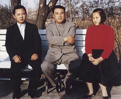 Kim Jong-il, a la izquierda de la imagen, posa junto a su padre Kim Il-sung y su hermana Kim Kyong-Hui, en una imagen sin datar.