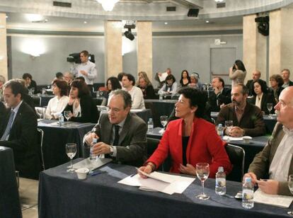 La consejera Celaá, ayer con otros participantes en el acto de Bilbao.