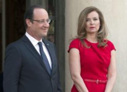 Imagen de archivo del presidente de Francia, Francois Hollande, junto a Valerie Trierweiler en Par&iacute;s. EFE/EPA/IAN LANGSDON