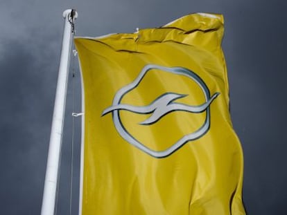 Logotipo de Opel en su fábrica de Bochum, en Alemania.