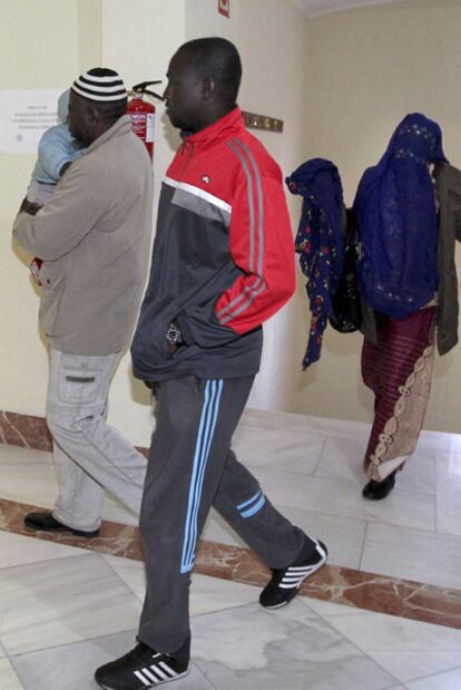 Mamadou Darme (con chándal) y su esposa Niuma Sillah, ayer en la Audiencia de Teruel.