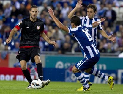 Mario Suarez golpea el balón anteHector Moreno y Verdú