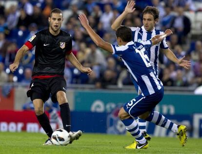 Mario Suarez golpea el bal&oacute;n anteHector Moreno y Verd&uacute; 