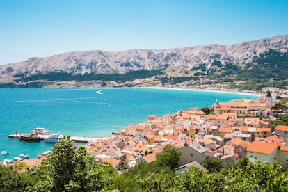 Entre la península de Istria y la costa de Dalmacia (más turísticas), el <a href="http://croatia.hr/es-ES" target="_blank">golfo del Carnaro</a> (también conocido como bahía de Kvarner) resulta más tranquilo para el viajero. Eso sí, se pondrá de moda el próximo año ya que la ciudad portuaria de <a href="http://www.visitrijeka.eu/es/Que_hacer/Capital_Europea_de_la_Cultura" target="_blank">Rijeka será Capital Europea de la Cultura</a> (junto a la irlandesa Galway). Por ello se han incorporado nuevos espacios culturales dedicados a museos y centros de arte, que brindan la excusa perfecta para lanzarse a recorrer islas del golfo –Rab, Losinj, Cres y Krk (en la foto, la ciudad de Baska)–, con sus ciudades históricas amuralladas, repletas de ejemplos de arquitectura veneciana. Y por supuesto, sus playas, bañadas por el mar Adriático.
