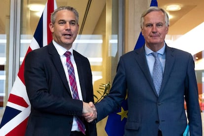 El secretario británico para el Brexit, Stephen Barclay (izquierda), estrecha la mano del negociador jefe de la UE, Michel Barnier, antes de reunirse hoy en Bruselas.