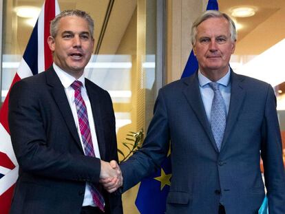 El secretario británico para el Brexit, Stephen Barclay (izquierda), estrecha la mano del negociador jefe de la UE, Michel Barnier, antes de reunirse hoy en Bruselas.