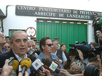 Dimas Martín, fundador del Partido de Independientes de Lanzarote (izquierda), momentos antes de ingresar en prisión en enero de 2004.