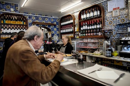 En O Bitoque sirven unos 200 menús diarios, algunos llevados hasta los domicilios de los mayores del barrio.