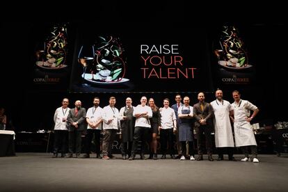 Equipos participantes en la final de la Copa Jerez en el escenario del teatro Villamarta