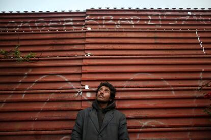 Joaquín, un chef de Guatemala, que dice que fue deportado por Estados Unidos, posa para una fotografía apoyado en una parte de la valla de la frontera que separa México y Estados Unidos en Tijuana (Mexico). "He intentado cruzar tantas veces que hasta los vigilantes estadounidenses me conocen, pero nunca me han devuelto" comentó Joaquín,quien se gana la vida recogiendo basura en Tijuana que intenta vender a una planta de reciclaje local.