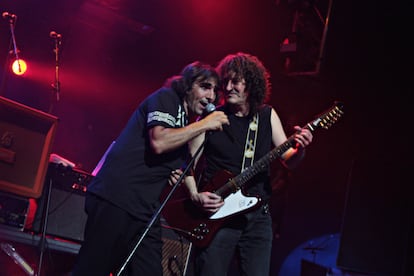 Iñaki Fernández (izquierda) y el guitarrista Patacho durante un concierto de Glutamato Ye-Yé en Madrid en 2019.