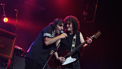 Iñaki Fernández (izquierda) y el guitarrista Patacho durante un concierto de Glutamato Ye-Yé en Madrid en 2019.