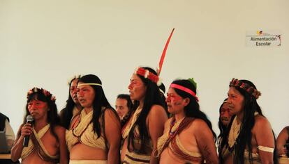 Mujeres del pueblo indígena waorani cantan durante un acto llevado a cabo en la Unidad Educativa del Milenio Yasuní. Durante décadas, los pueblos indígenas de la Amazonía ecuatoriana han sufrido los impactos negativos de la explotación petrolera. Bosques deforestados, ríos contaminados y pérdida paulatina de sus culturas ancestrales han sido algunas de las consecuencias de llegada de la industria del crudo al territorio de los indígenas amazónicos.