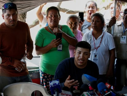 Claudio Mireles, hijo del minero atrapado en un pozo de Coahuila José Luis Mireles Argüijo, habla a los medios durante una conferencia de prensa, el 13 de agosto.
