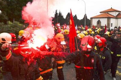 Trabajadores de Emerxencias y bomberos, en una manifestación del pasado octubre contra la privatización del servicio.