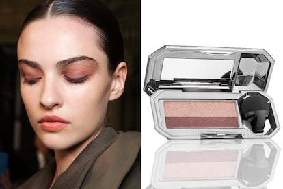 Este invierno las tendencias en maquillaje se simplifican: una base, un toque de highlighter, pintalabios... En los ojos también: un color basta para pigmentar. Complicarse es decisión personal. "Se puede bosquejar un barrido completo de un color sobre el párpado superior, con un resultado rápido y sencillo", explica la maquilladora Georgina Graham.

Max Mara p-v 2019. They’re Real Duo Shadow Belender de Benefit (26,55€)