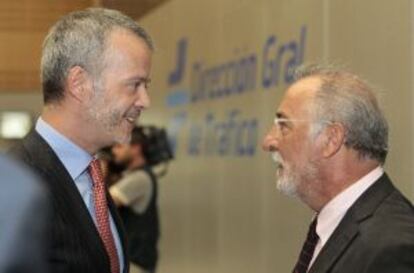 Antonio Camacho charla con el director de la DGT, Pere Navarro.