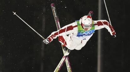 Alexandre Bilodeau durante su ejercicio de esquí estilo libre