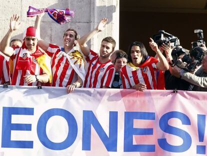 God&iacute;n y Gabi celebran junto a Falcao la conquista de la Liga Europa