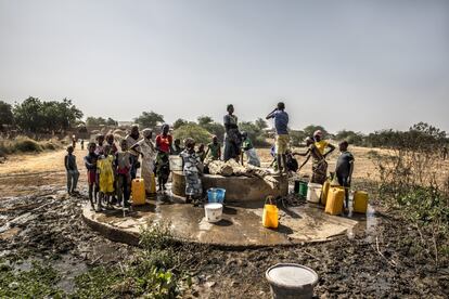 En Níger, la principal fuente de agua son las lluvias. Se concentran en cinco meses al año y llegan a ser abundantes, pero la falta de infraestructuras para recogerla y almacenarla provoca que haya escasez. En muchas ocasiones, las familias consumen agua de mala calidad, contaminada, que provoca enfermedades como la diarrea, que acentúa la desnutrición sobre todo entre los niños más pequeños.