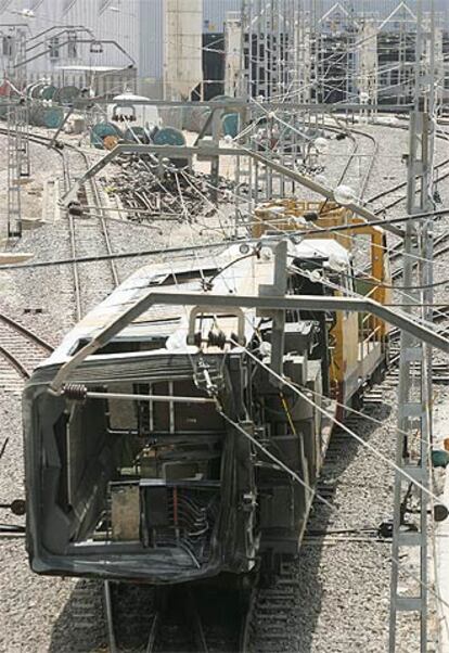 Traslado del vagón de metro siniestrado en Valencia.