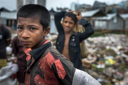 Con 11 a?os, Shopon trabajaba en uno de los vertederos del barrio informal de Korail, en Daca. Antes trabajaba repartiendo comida en los restaurantes de la zona. 