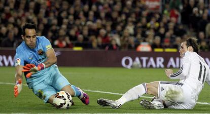 De vuelta al aspecto puramente deportivo, el chileno Claudio Bravo ha sido un importante activo del equipo, con altas posibildiades de llevarse el Zamora esta temporada. En la imagen, parando un balón del madridista Bale en el clásico de vuelta, en marzo.