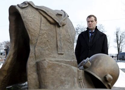 El presidente ruso, Dmitri Medvédev, deposita flores en el monumento a los muertos en la matanza de 2004 en la escuela de Beslan